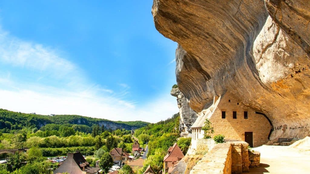 Maison troglodyte sous falaise en Dordogne, France.