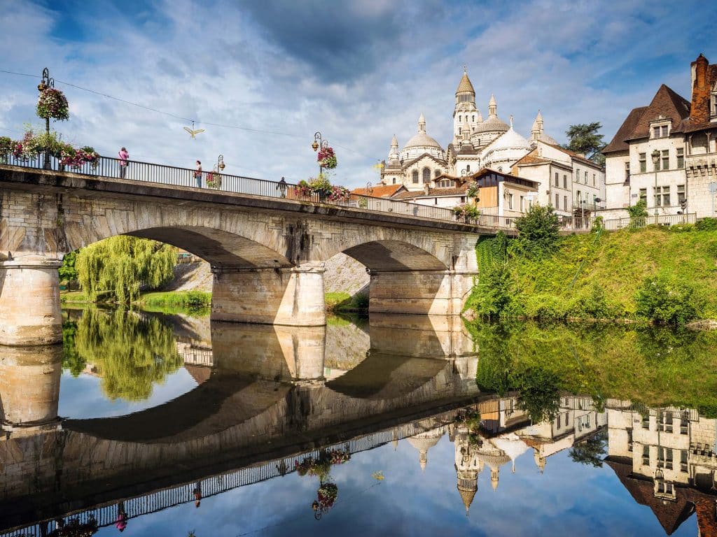 Pont de pierre sur rivière à Périgueux, France.