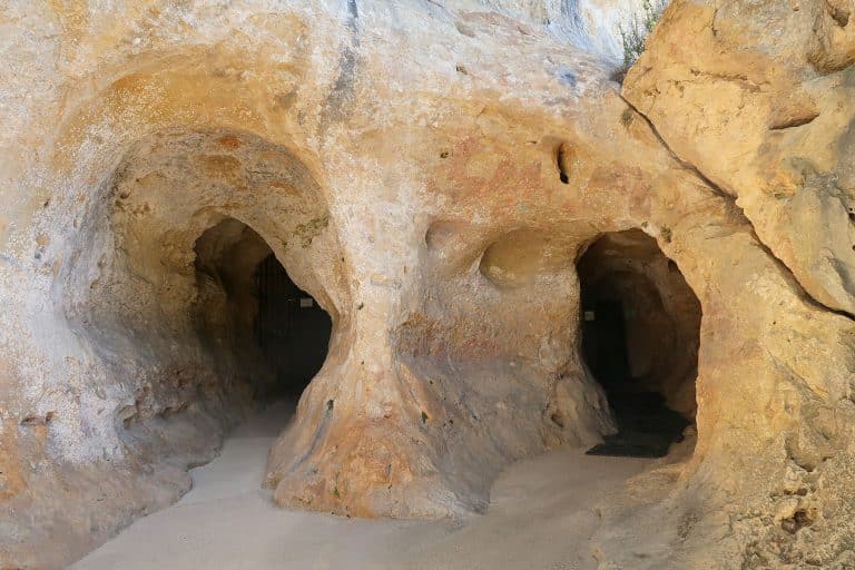 Entrée de grottes naturelles aux parois rocheuses.