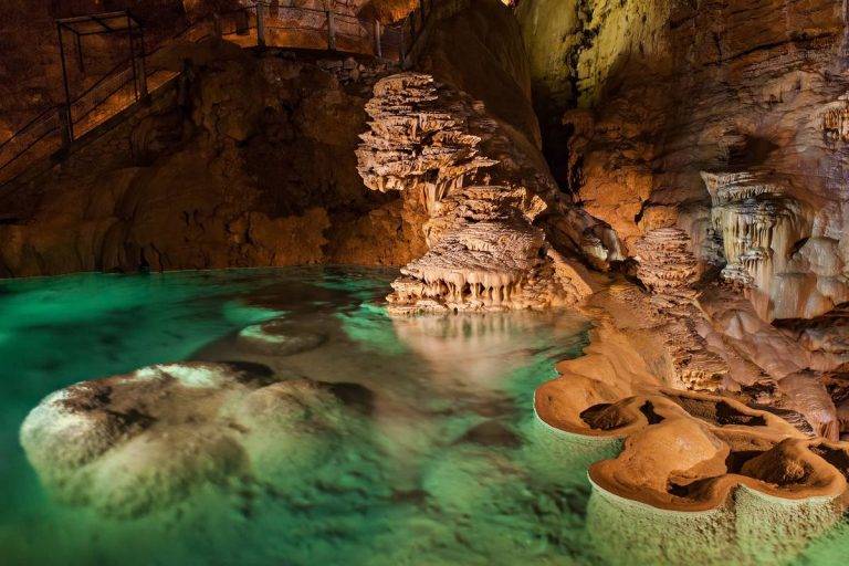 Grotte avec formations rocheuses et eau turquoise