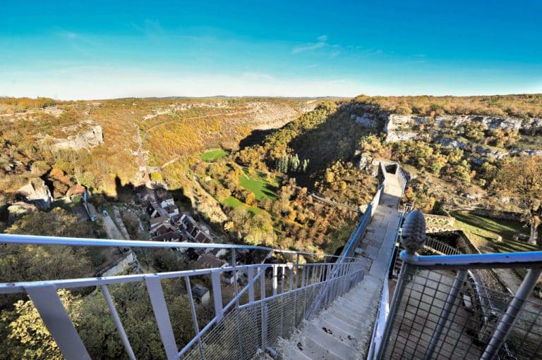 Escalier panoramique surplombant vallée rocheuse en automne.