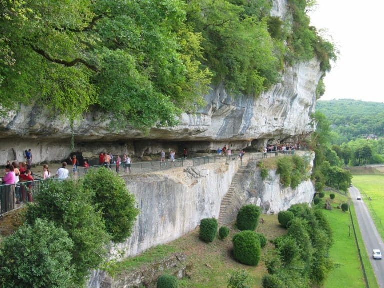 Falaise avec sentier et visiteurs en Dordogne, France.